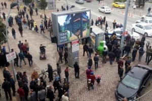 Sakarya'da lin&ccedil; girişimi! Esnaf kurtardı