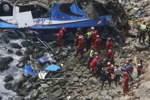 Peru'da otob&uuml;s kayalıklara u&ccedil;tu: 25 &ouml;l&uuml;