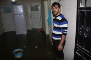 Tıkanan r&ouml;gar sebebiyle 4 evi yağmur suları bastı
