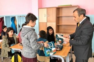 Vali'den t&uuml;m &ouml;ğrencilere kitap