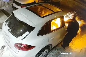 Kundaklarken kendisi de yandı
