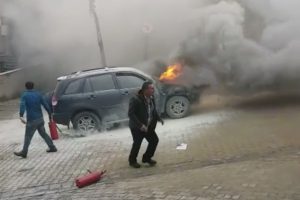 Seyir halindeki cip alev alev yandı