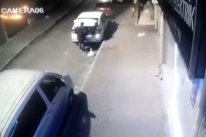 Otomobilin bagajından takım &ccedil;antasını &ccedil;aldı