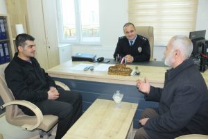 Suriyeli &ccedil;&ouml;pte bulduğu altınları polise teslim etti