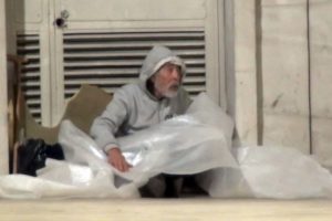 Taksim T&uuml;nelinde kalan evsizlerin hali y&uuml;rek burktu