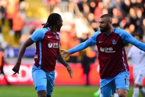 Trabzonspor sol g&ouml;sterip, sağ vurdu