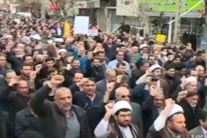 İran'da on binlerce kişi sokaklara indi!