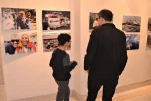 D&uuml;nyayı &ccedil;ektikleri fotoğraflarla Bursa'ya tanıtıyorlar