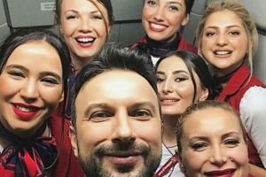 Tarkan'a yolcu ve hosteslerden yoğun ilgi