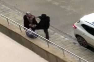 Eşini tekmeleyen şahıs yakalandı! Yavaş y&uuml;r&uuml;yor diye...