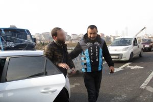 Merdivenlerden aracı ile indi, g&ouml;zaltına alındı