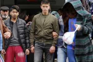 Rahatsız ettiği iddiasıyla eski sevgilisini erkek arkadaşlarına &ouml;ld&uuml;rtt&uuml;