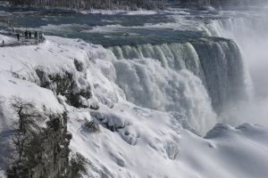 Niagara Şelalesi buzla kaplandı