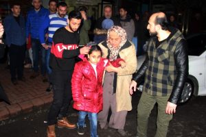 Yaralı kızını hastane yerine eve g&ouml;t&uuml;rmek istedi