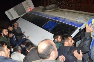 Yolcu minib&uuml;s&uuml; devrildi: 1 &ouml;l&uuml;, 4 yaralı