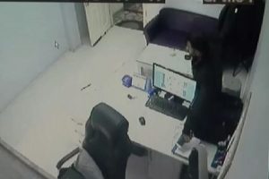 İş arıyorum bahanesiyle girdiği at&ouml;lyeden telefon &ccedil;alarak &ccedil;ıktı