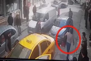 Kızının boğazına bı&ccedil;ak dayadı