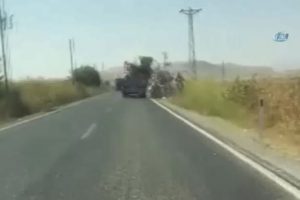Aşırı y&uuml;k taşıyan kamyon tehlike sa&ccedil;tı