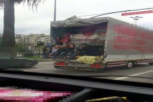 Nakliye kamyonunda tehlikeli yolculuk kamerada