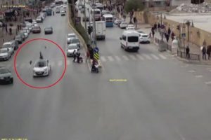 Otomobilin &ccedil;arptığı yaya havada takla attı