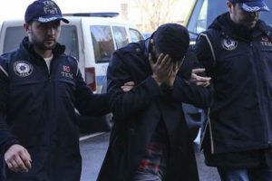 İtiraf&ccedil;ı y&uuml;zbaşı adliyeye y&uuml;z&uuml;n&uuml; kapatarak geldi