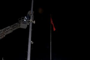 Bursa'da elektrik direğinden atlamaya kalktı