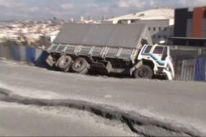 Yol &ccedil;&ouml;kt&uuml;, kamyon askıda kaldı