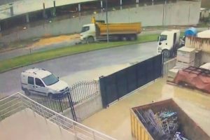 Bursa'da kendi kamyonun altında kaldı, o anlar g&uuml;venlik kamerasına yansıdı
