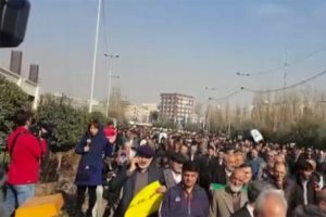 Milyonlarca İranlı'dan, devlete bağlılık y&uuml;r&uuml;y&uuml;ş&uuml;