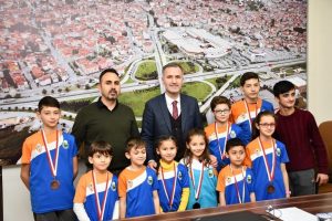 Bursa İneg&ouml;l Belediye Başkanı Taban şampiyon dağcıları &ouml;d&uuml;llendirdi