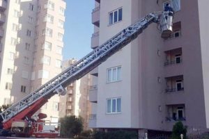 Kocasını ve 3 &ccedil;ocuğunu eve kilitledi