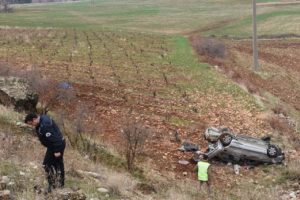 Şarampole u&ccedil;an otomobilden fırlayarak hayatını kaybetti