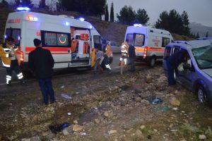 Hafif ticari ara&ccedil; takla attı:  3 yaralı