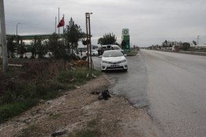 Kamyona &ccedil;arptı, otomobilin altında kalarak can verdi