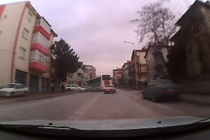 Okul servisi ile otomobil b&ouml;yle &ccedil;arpıştı