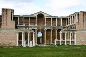 Turist antik kentte &ouml;l&uuml; bulundu