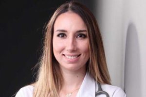 Doktora saldırıp &ouml;l&uuml;mle tehdit ettiler! Sosyal medyadan seslendi