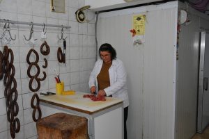 Kadın kasap erkeklere taş &ccedil;ıkartıyor
