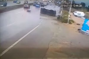 S&uuml;r&uuml;c&uuml; yol kenarına u&ccedil;tu!