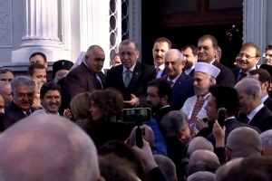 Erdoğan ile muhabir arasında g&uuml;ld&uuml;ren diyalog