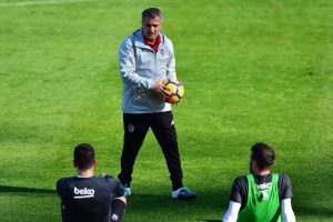 Şenol G&uuml;neş futbolcularla &ouml;zel ilgilendi