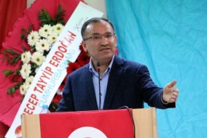 Bozdağ: Ortada bir tiyatro var