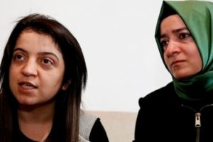 Bakan Kaya'dan iki kızı &ouml;ld&uuml;r&uuml;len anne Dilek Yardım'a ziyaret