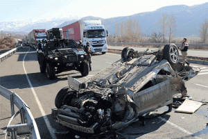 Erzincan'da otomobil devrildi: 2 &ouml;l&uuml;, 4 yaralı