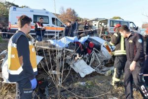 Manisa'da katliam gibi kaza: 3 &ouml;l&uuml;, 2 yaralı