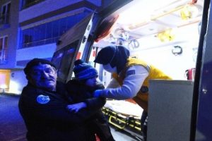 Bursa'da yangında mahsur kalan aileleri itfaiye kurtardı