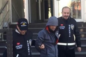 Eski kız arkadaşının &ccedil;antasını gasp etti