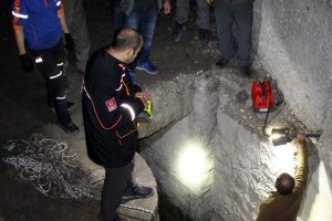 G&ouml;ldeki kanalda mahsur kalan 45 karabatak kurtarıldı