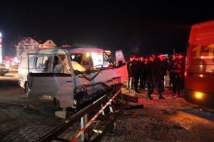 Minib&uuml;s direğe &ccedil;arptı: 1 &ouml;l&uuml;, 1 yaralı
