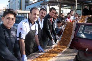 Rekor i&ccedil;in 34 metrelik lahmacun yaptı